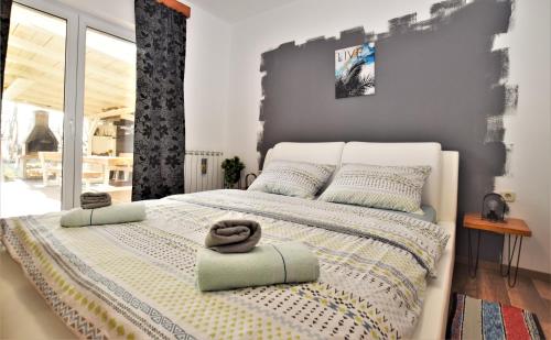 Sinac的住宿－Holiday home Melani，一间卧室配有一张床,上面有两条毛巾