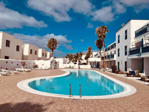 Bazén v ubytování Apartment Luna -modern one bedroom apartment in central Puerto del Carmen nebo v jeho okolí