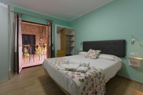 Un dormitorio con una cama grande y una ventana en Puerta de la Luna, en Córdoba