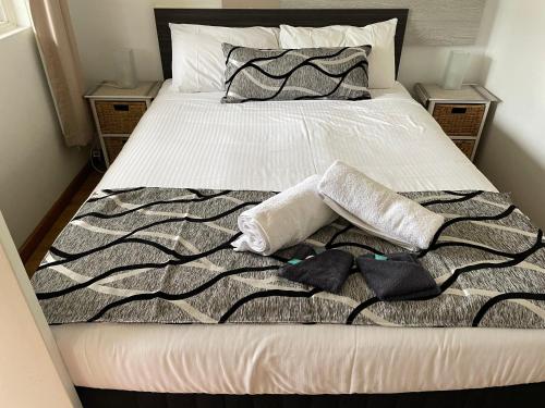 - un grand lit avec 2 oreillers dans l'établissement Forster and Wallis Lake Motel, à Forster