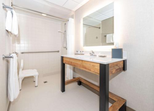 uma casa de banho com um lavatório e um espelho em Cherry Valley Hotel, BW Premier Collection em Newark