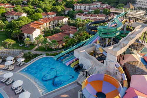 Bazén v ubytování Papillon Belvil Holiday Village nebo v jeho okolí