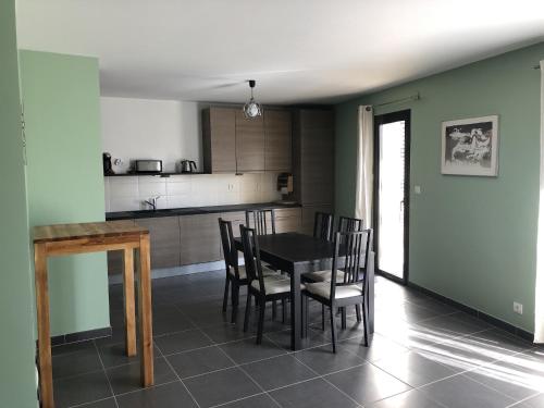une cuisine et une salle à manger avec une table et des chaises dans l'établissement Angel Services - Les Mouettes, à Annecy