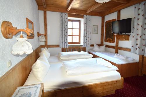 Postel nebo postele na pokoji v ubytování Gasthof Hotel zur Post