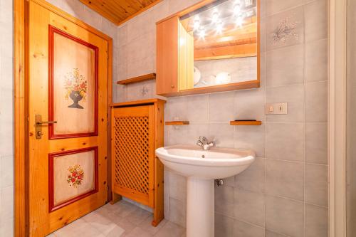 A bathroom at Appartamento Paola