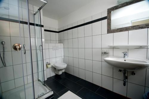 een badkamer met een wastafel en een toilet bij Pension Arnspitze in Scharnitz