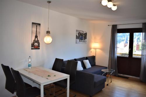 a living room with a couch and a table at Altstadtblick in Heidelberg