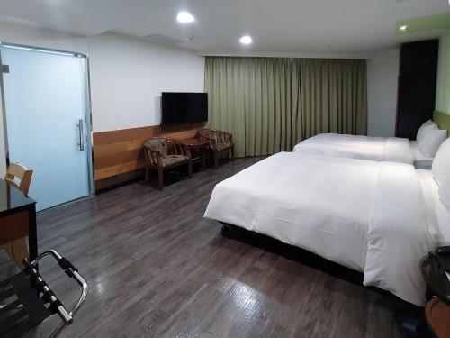 Ένα ή περισσότερα κρεβάτια σε δωμάτιο στο Hotel J Taoyuan