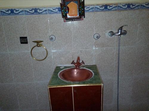 uma casa de banho com um lavatório e um chuveiro em Room in Guest room - Gite Tawada - Happy Valley - Room for 2 People em Agouti