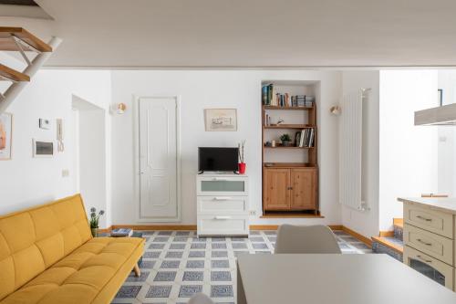 iFlat Yellow Monti Studio Apartment