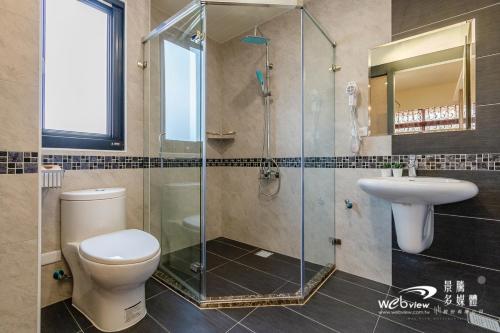 台東市的住宿－小天地民宿，浴室配有卫生间、盥洗盆和淋浴。