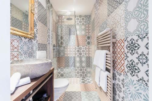 a bathroom with a shower and a sink and a toilet at Villa Fantasia Budget Boutique Hotel in Füssen