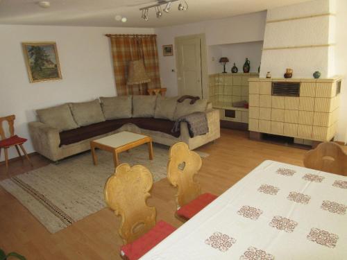 ein Wohnzimmer mit einem Sofa und einer Küche in der Unterkunft Hofgut Duerrenbuehl in Grafenhausen