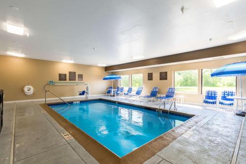 สระว่ายน้ำที่อยู่ใกล้ ๆ หรือใน Comfort Inn & Suites North Aurora - Naperville