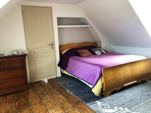 Saint-Vaast-dʼÉquiquevilleMaison confortable à Saint-Vaast-d'Équiqueville avec garage.的带床和木制梳妆台的卧室