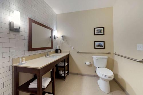 Bilik mandi di Comfort Inn & Suites Harrah
