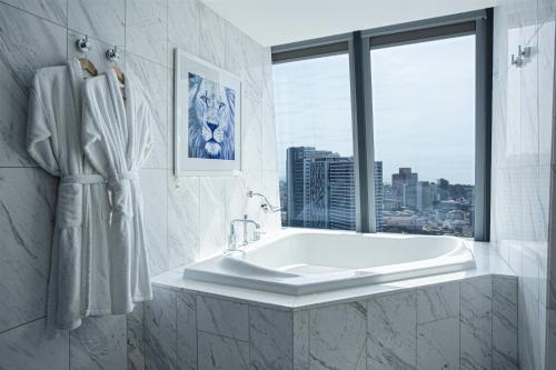 Ein Badezimmer in der Unterkunft InterContinental Luanda Miramar by IHG