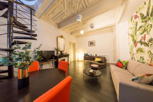 un salon avec un canapé et une table dans l'établissement RétroMirabeau 