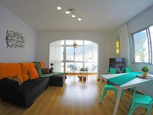 - un salon avec un canapé et une table dans l'établissement Apartamento La Paella de Bajamar, à Bajamar