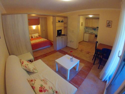 sala de estar con sofá y cama en Appartamenti Angelika, en Perdika