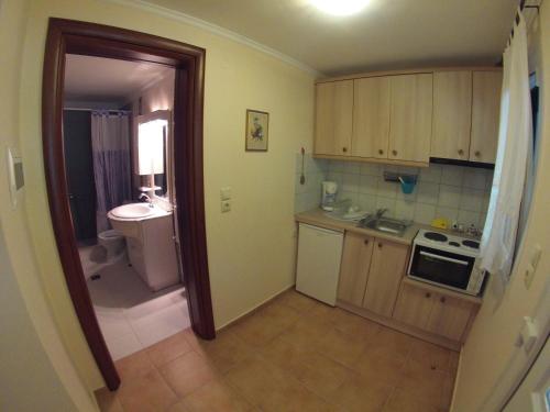 una pequeña cocina con lavabo y aseo en Appartamenti Angelika, en Perdika