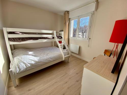- une chambre avec 2 lits superposés et un bureau dans l'établissement Appartement spacieux à Pontaillac, proche plage, à Royan