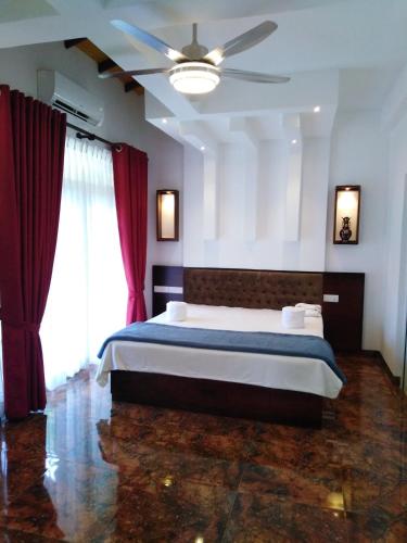 a bedroom with a bed and a ceiling fan at Y&Y Residence in Kandy