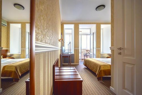 Postel nebo postele na pokoji v ubytování Consul Hotel Консул