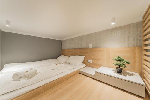 A bed or beds in a room at ZEUS Design Mini Holliday Embel #23