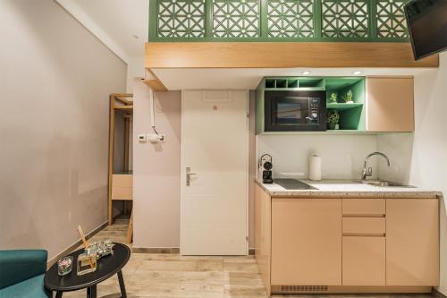 cocina con fregadero y mesa en una habitación en ZEUS Design Mini Apartment Erlach #10, en Viena