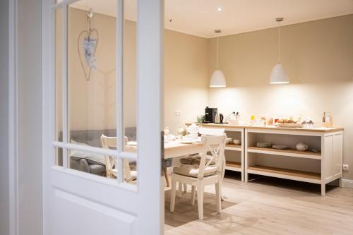 a kitchen and dining room with a table and chairs at Hof Wölper Raven in Soderstorf