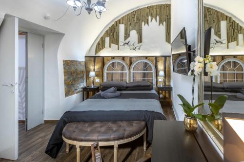 una camera con un grande letto e un tavolo di Casa Ginevra a Orvieto