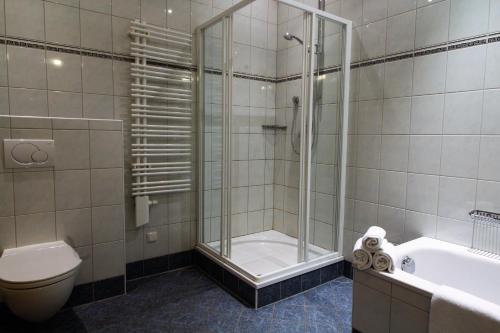 een badkamer met een douche, een toilet en een wastafel bij Apartment Kitzbichler by Apartment Managers in Kitzbühel