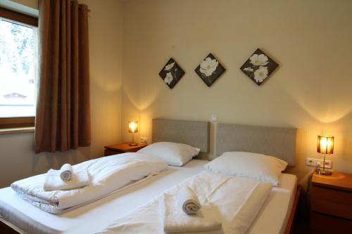 een slaapkamer met 2 bedden en handdoeken bij Apartment Kitzbichler by Apartment Managers in Kitzbühel