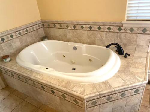 een groot bad in de badkamer bij Private Master suite with Sauna and Bathtub in Fair Oaks