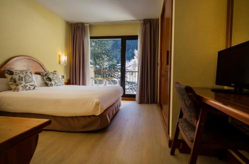 um quarto de hotel com uma cama e uma varanda em Hotel Sant Gothard em Arinsal