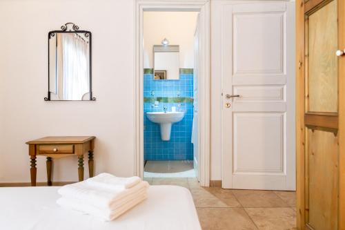 a bathroom with a sink and a toilet in a room at Villa Pinewood in Santa Margherita di Pula