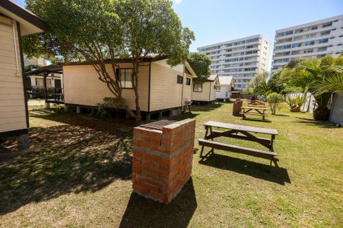 a picnic table and a bench in a yard at Cabañas Florencia La Serena in La Serena