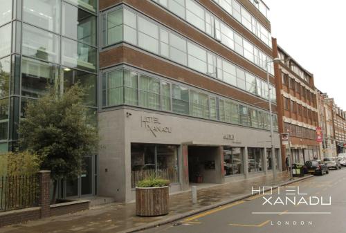 un bâtiment au coin d'une rue dans l'établissement Hotel Xanadu, à Londres