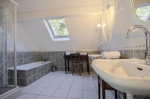 une salle de bain avec deux lavabos et une baignoire dans l'établissement Villa Montpellaz, à Veyrier-du-Lac