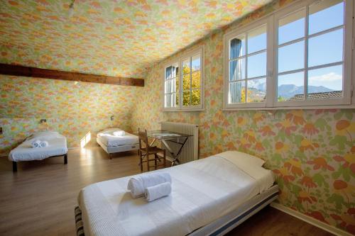 Un pat sau paturi într-o cameră la Villa Montpellaz