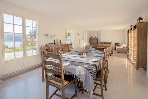 d'une salle à manger avec une table et quelques fenêtres. dans l'établissement Villa Montpellaz, à Veyrier-du-Lac