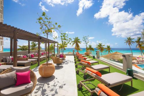 クライストチャーチにあるO2 Beach Club & Spa All Inclusive by Ocean Hotelsの海の景色を望むリゾート