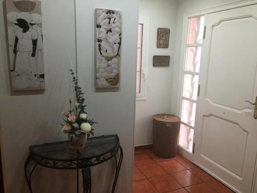 um quarto com uma mesa com um vaso de flores em Vama House em Canyelles