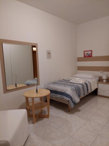Lova arba lovos apgyvendinimo įstaigoje Casa di Mario e Natalina