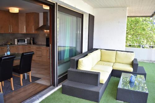 ein Wohnzimmer mit einer Couch und einem Tisch in der Unterkunft Apartment am Römerkreis in Heidelberg