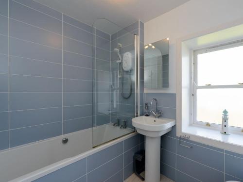 Koupelna v ubytování Charming Cottage in North Berwick with Sea Views