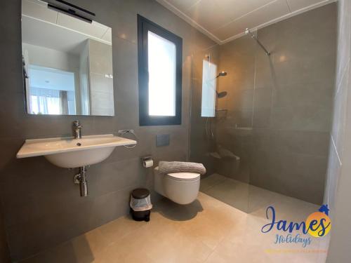 łazienka z umywalką, toaletą i prysznicem w obiekcie Luxurious Villa Private Pool La Marina Urb LM3 w mieście San Fulgencio