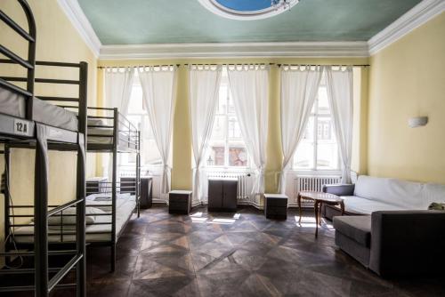 Una cama o camas en una habitación de Charles Bridge Hostel & Apartments