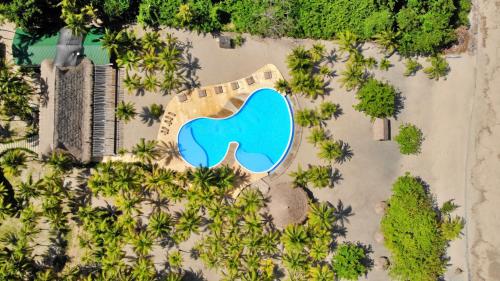 una vista aérea de una piscina en un parque con árboles en Tay Beach Hotel Tayrona en Buritaca